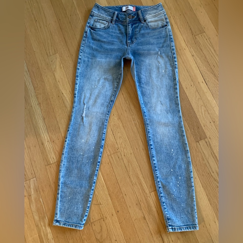 EUC CABI CINCH SKINNY LITE WASH PAINT SPLATTER DISTRESSED JEANS IN SIZE 4